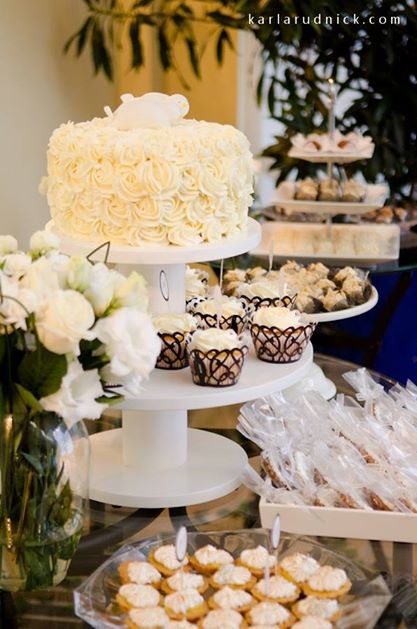 Bolo de casamento com flores brancas